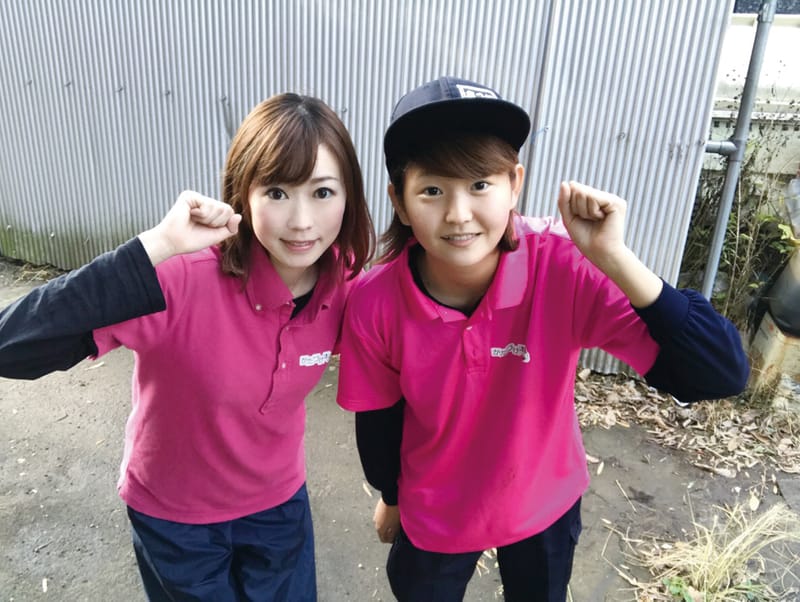 笑顔でポーズをとる女性スタッフ2名