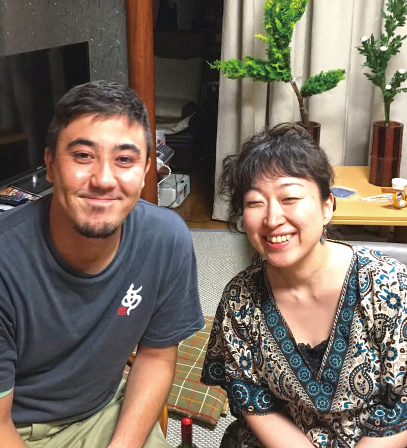お客様のお宅で、お客様と並んで笑顔を見せるかたづけ本舗のスタッフ